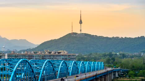 Zeitraffer-des-Dongjak-Brücke-und-Seoul-Tower-über-Han-Fluss-in-Seoul,-South-Korea.4K