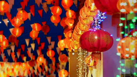Linternas-del-año-nuevo-chino-en-chinatown,-bendición-texto-significan-tener-riqueza-y-feliz
