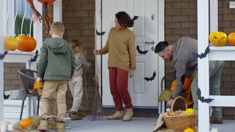 Familie-Verzierung-Veranda-für-Halloween-Feier