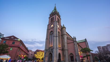 Timelapse-de-Catedral-de-Myeongdong-por-la-noche-en-la-ciudad-de-Seúl,-Corea-del-sur-lapso-4K