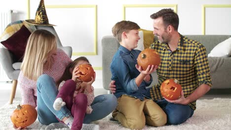 Liebevolle-Familie-mit-Halloween-Kürbisse