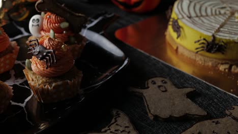 Lust-auf-Halloween-Essen-Party-Tisch-mit-Kürbis-Cupcake-Muffins-und-Cookies.