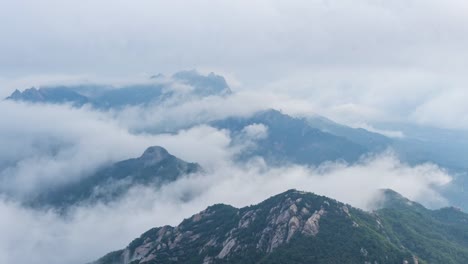 Timelapse-del-amanecer-en-la-montaña-Bukhansan-en-Parque-Nacional-City.Bukhansan-de-Seúl,-Corea-del-sur.