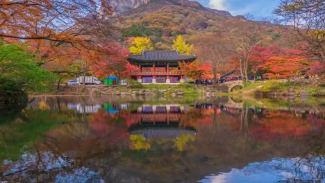 Tiempo-lapso-el-templo-de-Baekyangsa-en-otoño,-Naejangsan-Park-en-Corea.