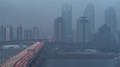 Seúl,-Corea,-Timelapse---cerca-del-puente-de-Cheongdam-de-día-a-noche-en-Seúl