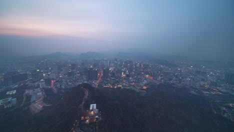 Seoul,-Korea,-Timelapse---Weitwinkel-von-Seoul-vom-Tag-zur-Nacht-vom-N-Seoul-Tower-aus-gesehen