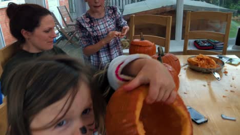 Familia,-preparando-para-una-fiesta-de-Halloween,-tallar-calabazas