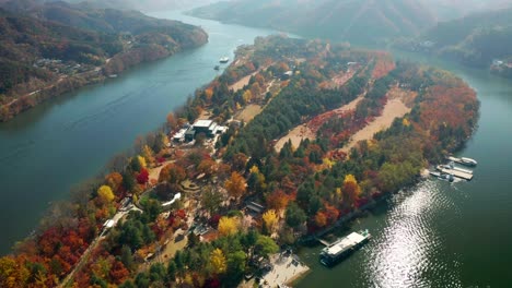 Vista-aérea-otoñal-de-la-isla-de-Nami,-Corea-del-sur