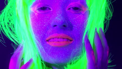 Langsame-Motin-von-schönen-sexy-Frauen-mit-fluoreszierenden-Make-up-und-Kleidung-Tanz-im-Neonlicht.-Night-Club,-Party-Konzept.