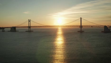 Vista-aérea-de-la-salida-del-sol-de-puente-de-Gwangan,-Busan