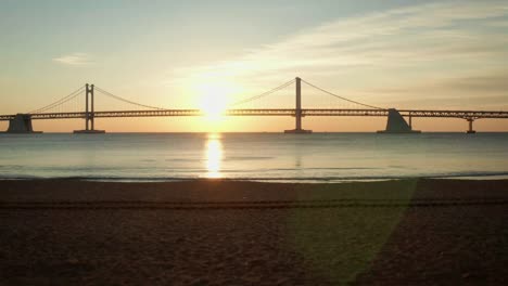 Vista-aérea-de-la-salida-del-sol-de-puente-de-Gwangan,-Busan