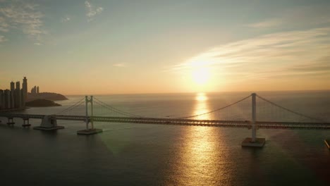 Vista-aérea-de-la-salida-del-sol-de-puente-de-Gwangan,-Busan