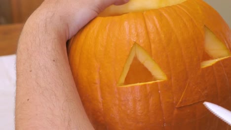 Man-schnitzt-eine-Nase-in-einen-Kürbis-zu-einem-Jack-\'-o\'-Lantern