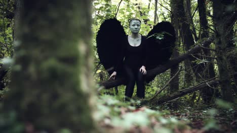 4k-Halloween-Dark-Angel-Woman-with-Black-Wings-in-Forest-Looking-Around