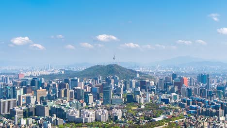 Lapso-de-tiempo-del-paisaje-urbano-en-Seúl-con-cielo-azul-y-la-torre-de-Seúl,-Corea-del-sur.