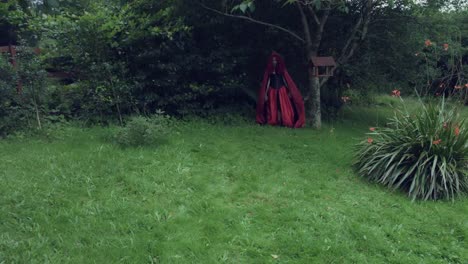 4k-Schuss-Halloween-von-Red-Riding-Hood-zeigt-ihre-Kraft-im-Wald