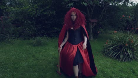 4-k-Halloween-Schuss-von-Red-Riding-Hood-zu-Fuß-mit-einer-Axt-zu-Kamera