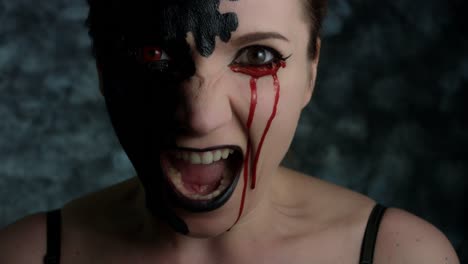 4k-schoss-einer-Frau-mit-Halloween-Make-up-mit-Blut-Tränen,-schreien