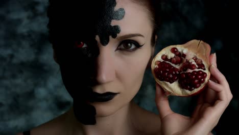 4-k-Aufnahme-einer-Frau-mit-Halloween-Make-up-mit-Granatapfel