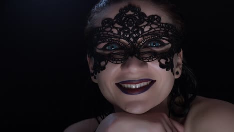 4k-schießen-eines-Horror-Halloween-Modells---Vampir-mit-Blick-in-die-Kamera-Maske