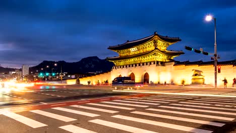 Lapso-de-tiempo-de-puerta-Gwanghwamun-y-tráfico-en-la-noche-en-Seúl,-Corea-del-sur.