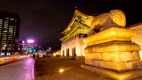 Time-lapse-of-Gwanghwamun-Gate-and-traffic-at-night-in-Seoul,South-korea.