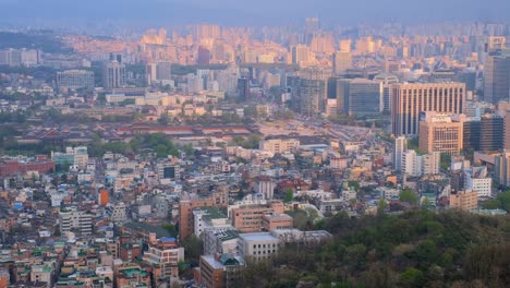 Seoul-skyline-and-Gyeongbokgung-Palace-on-sunset,-South-Korea.