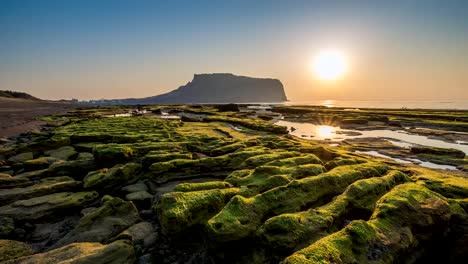 Timelapse-del-amanecer-en-Seongsan-Ilchulbong,-isla-de-Jeju,-Corea-del-sur,-lapso-de-tiempo-de-4K