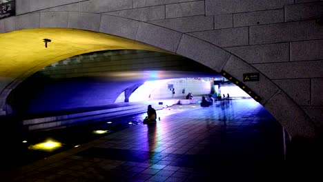 Parque-arroyo-de-Cheonggyecheon-en-la-ciudad-de-Seúl