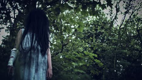 4-k-Horror-mujer-en-vestido-sucio-en-bosques