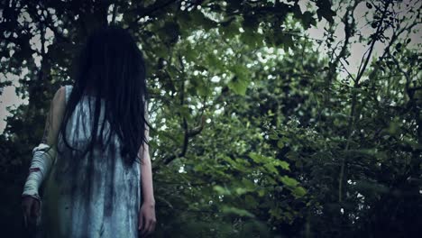 4-k-Horror-Frau-in-schmutzigen-Kleid-im-Wald