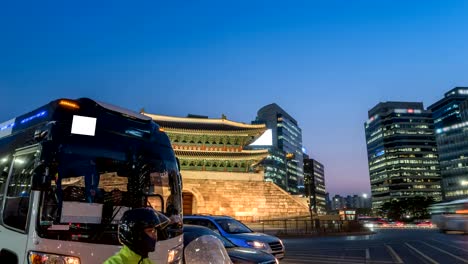 Seoul-city-skyline-day-to-night-timelapse-at-Namdaemun-Gate-(Sungnyemun),-Seoul,-South-Korea,-4K-Time-lapse