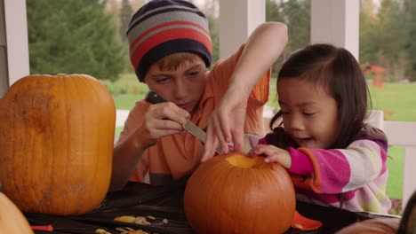 Kinder-schnitzen-Kürbisse-für-Halloween