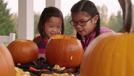 Kinder-schnitzen-Kürbisse-für-Halloween