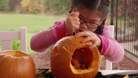 Chica-joven-talla-de-calabaza-para-Halloween