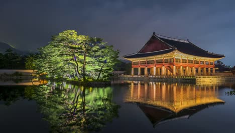 Lapso-de-tiempo-del-Palacio-de-Gyeongbokgung-en-la-noche-en-Seúl,-Corea-del-sur.