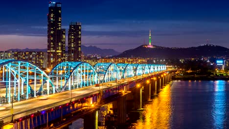 Zeitraffer-der-Innenstadt-Stadtbild-am-Dongjak-Brücke-und-Seoul-Tower-über-Han-Fluss-in-Seoul,-Südkorea.