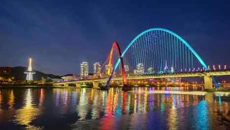 Zeitraffer-der-bunten-Brücke-und-Reflexion-Expo-Brücke-in-Daejeon,-Südkorea.
