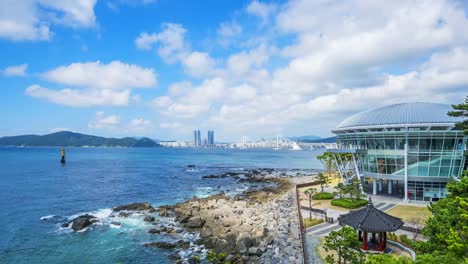 Zeitraffer-der-Stadt-Busan-und-Haeundae-Strand-in-Busan-in-Korea