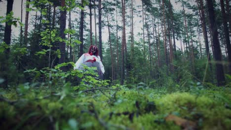 4K-Halloween-Horror-Clown-im-Wald-wandern,-Kamera