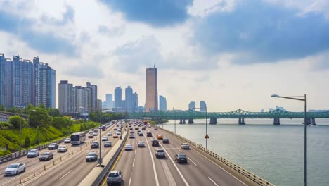 Timelapse-del-tráfico-y-la-arquitectura-en-la-ciudad-de-Seúl,-Korea.Zoom-del-sur-en