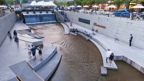 Cheonggyecheon-Stream-Park-mit-Publikum-in-Stadt-Seoul,-Südkorea.-4K-Zeitraffer