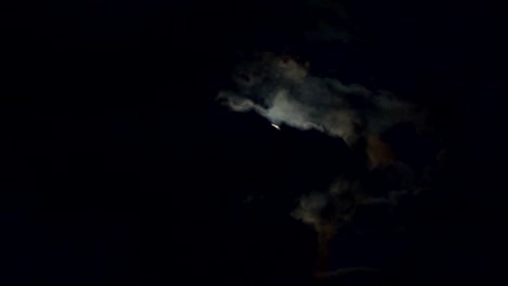 Wolken-von-Mond-in-der-Nacht.-Vollmond-in-der-Nacht-mit-Cloud-Real-Time.-Details-auf-der-Oberfläche-sichtbar