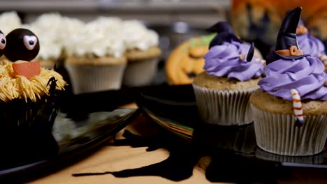 Cupcakes-con-glaseado-de-sombrero-y-las-piernas.-Delicioso-Muffin-como-bruja.-Concepto-de-Halloween