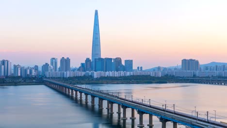 Verkehr-Zeitraffer-der-Stadt-Seoul-und-Lotte-Tower,-Südkorea.