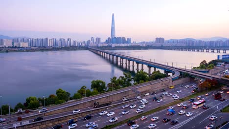 Verkehr-Zeitraffer-der-Stadt-Seoul-und-Lotte-Tower,-Südkorea.