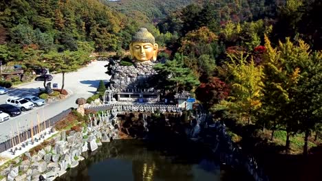 Otoño-de-vista-aérea-de-la-estatua-de-Buda-en-templo-de-Wawoo,-Yong-in,-Corea