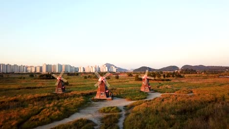 Antena,-cerca-volando-junto-al-molino-de-viento-de-madera-en-Seúl,-Inchon