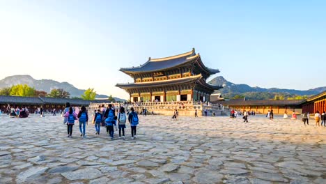 Hyper-Ablauf-der-Touristen-schwärmen-über-Gyeongbokgung-Palace-in-Stadt-Seoul,-Südkorea