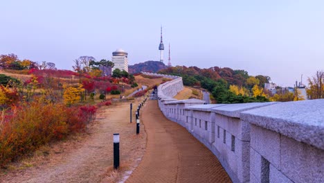 Tag-zur-Nacht-Zeitraffer-des-Herbstes-im-Stadtpark-Namsan-Seoul,-South-Korea